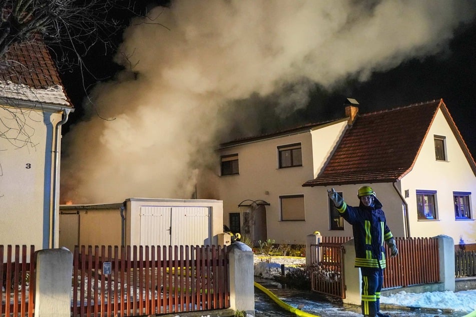 Das in der Garage abgestellte Auto konnte nicht vor den Flammen gerettet werden.