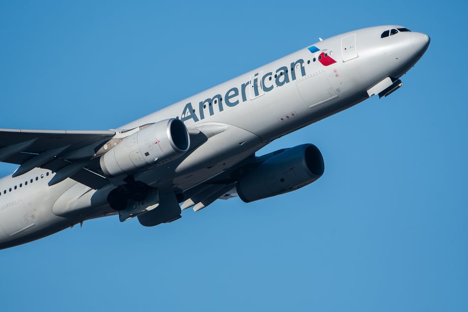 Ein Passagierflugzeug der Fluggesellschaft American Airlines befindet sich kurz nach dem Start am Flughafen Frankfurt im Steigflug.