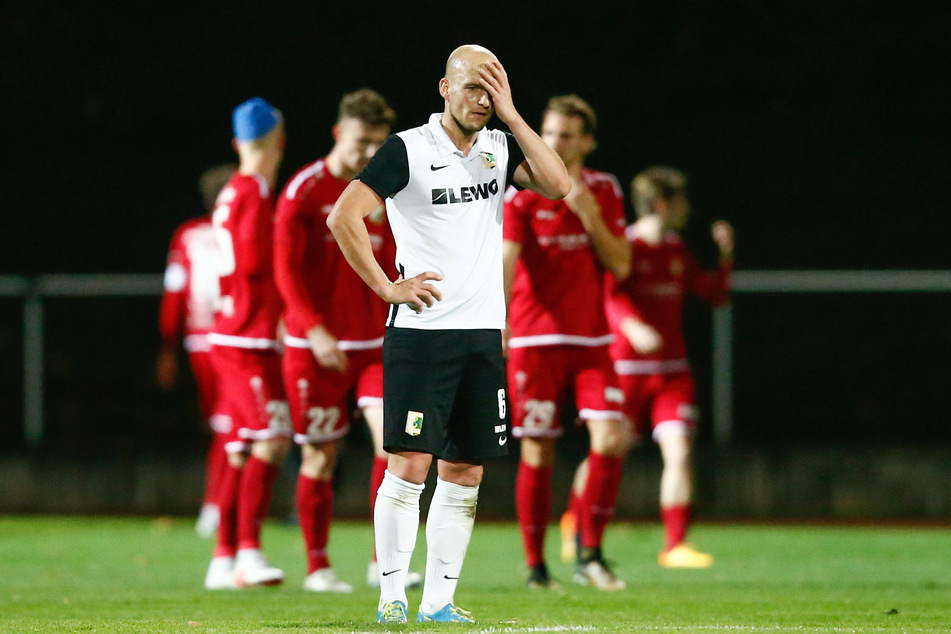 Andy Wendschuch (vorn) greift sich nach dem 0:1-Rückstand an den Kopf.