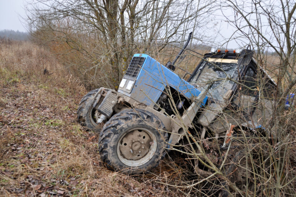 Todes-Drama: Mann wird nach Traktor-Unfall unter Wasser eingeklemmt und stirbt
