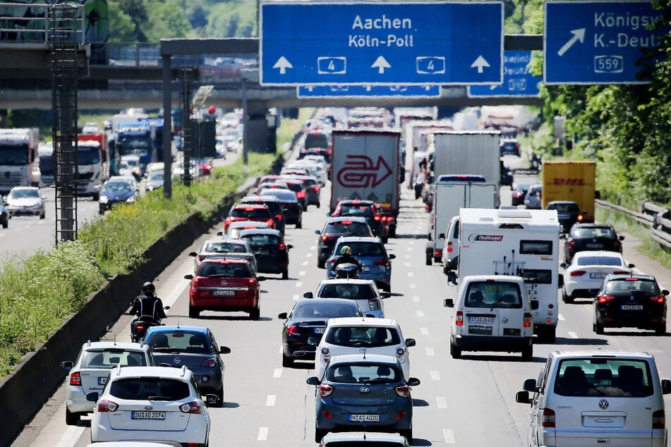 Wegen eines Unfalls auf der A4 bei Köln hat sich in beiden Fahrtrichtungen ein kilometerlanger Stau gebildet. (Symbolbild)