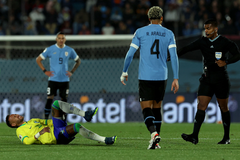 Neymar (31, l.) verletzte sich bei der brasilianischen Nationalmannschaft schwer am linken Knie.