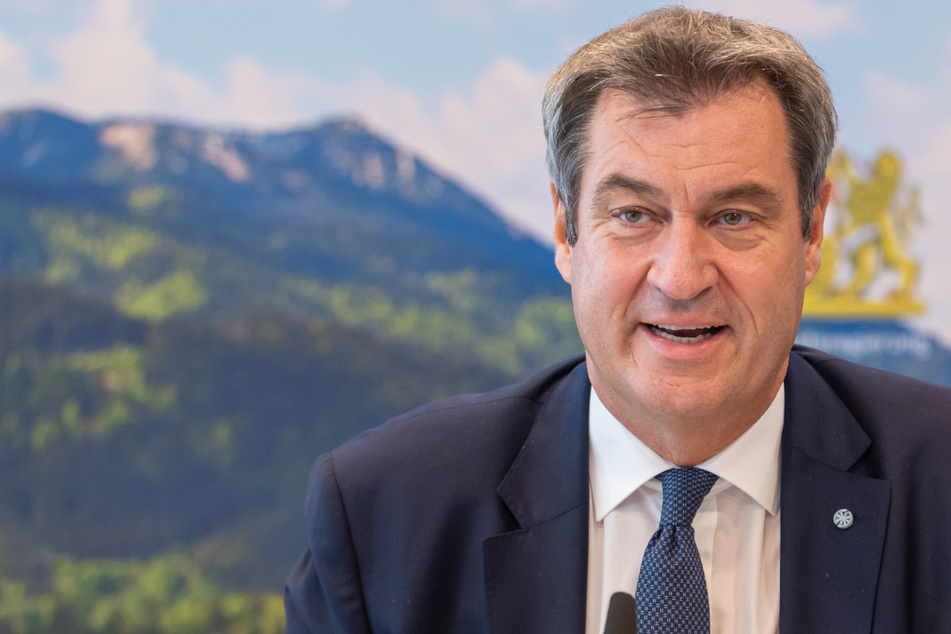Der bayerische Ministerpräsident Markus Söder (54, CSU) hat bei einem Besuch des ERC Ingolstadt die Abkehr von Geisterspielen bekräftigt.
