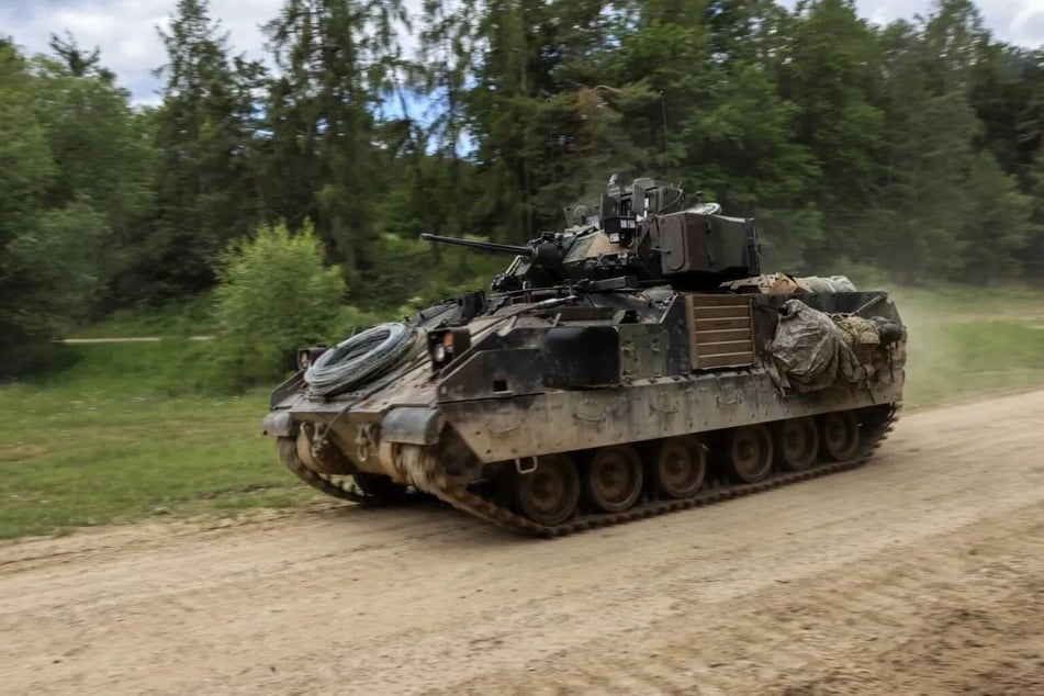 Ein Bradley-Schützenpanzer der ukrainischen Seite rückt vor.