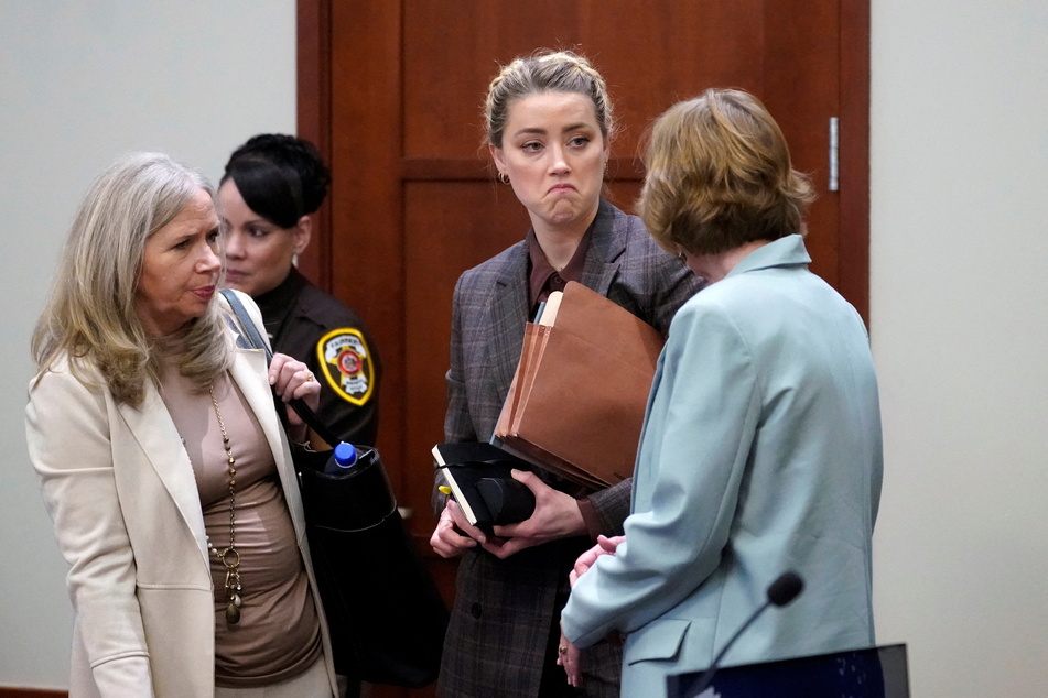 Amber Heard (2nd from r.) previously admitted to hitting her former husband.