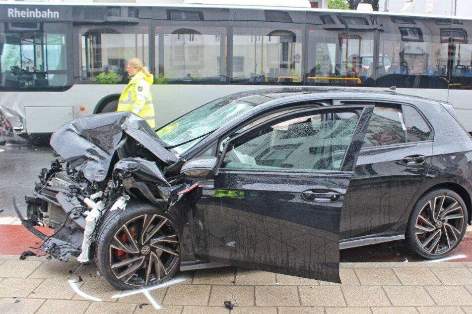 Der VW Golf GTI wurde bei dem Unfall komplett zerstört und wurde anschließend abgeschleppt.