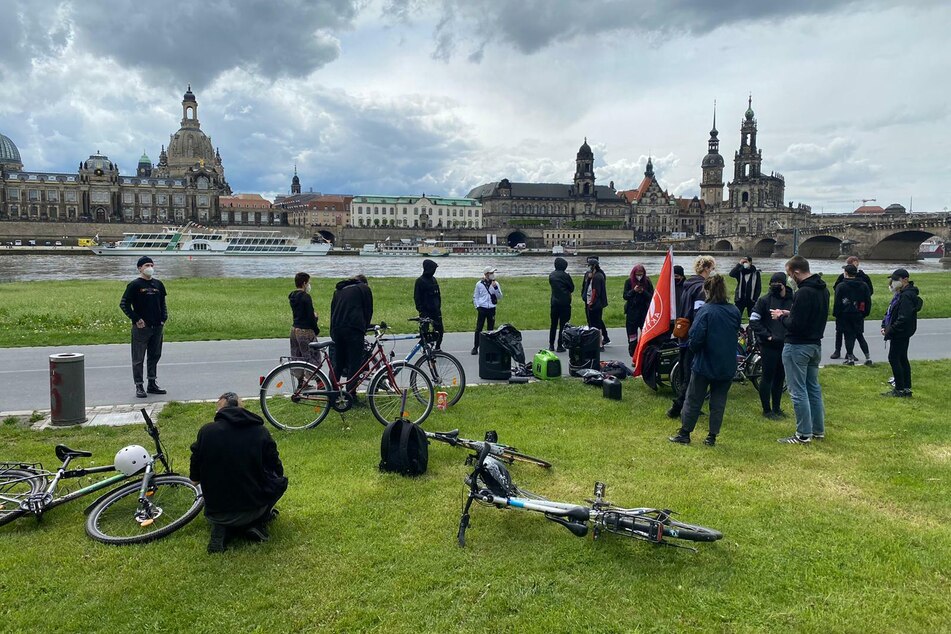 Am Königsufer versammelte sich eine kleine Gegendemo.