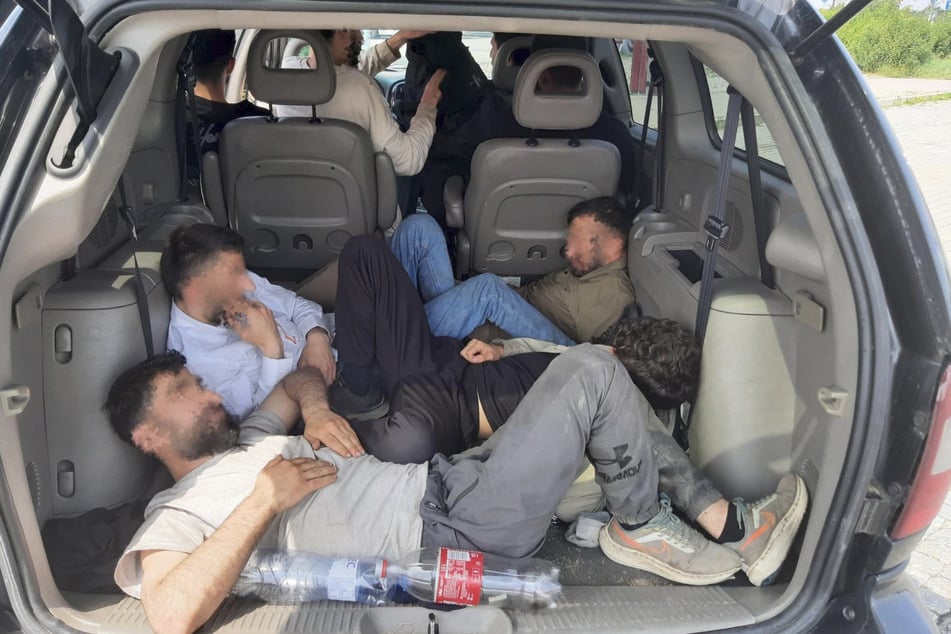 Im Kofferraum hatte ein Schleuser (24) die Flüchtlinge regelrecht gestapelt.