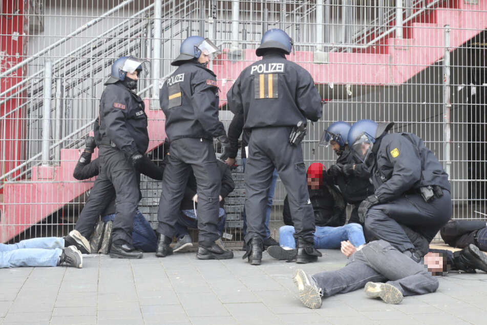 Unverhältnismäßig: FC St. Pauli erneuert Kritik an massivem Polizei-Einsatz
