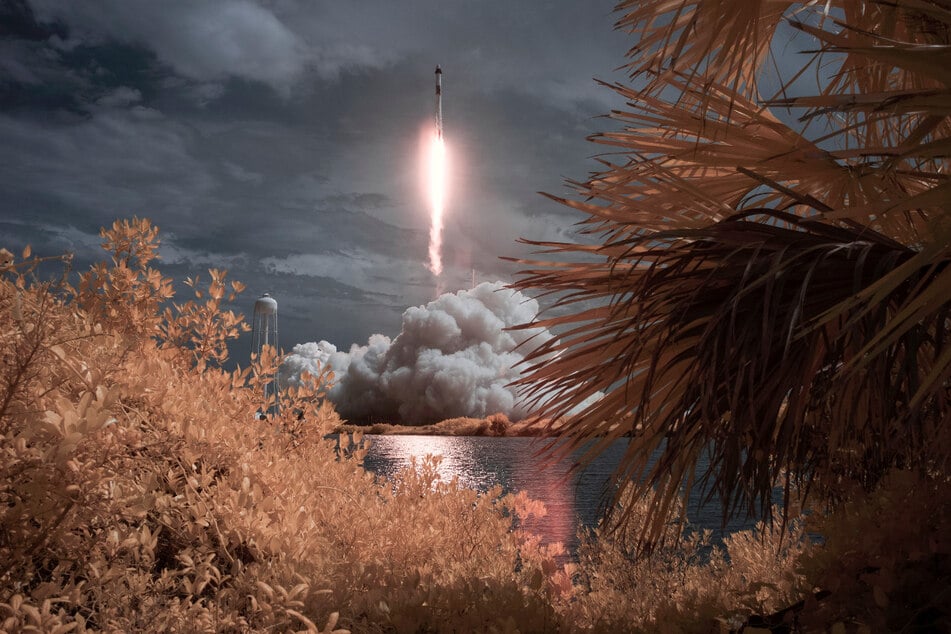 Eine SpaceX-"Falcon 9"-Rakete startet mit den NASA-Astronauten Hurley und Behnken in der Besatzungskapsel der Dragon im Kennedy Space Center.