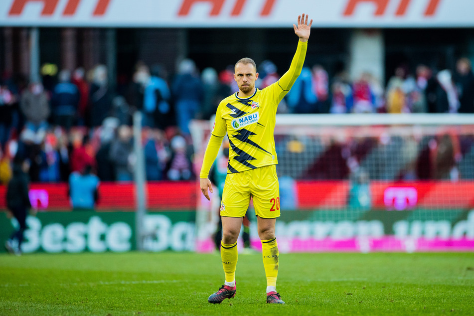 Torwart Marvin Schwäbe (28) dankt den eigenen Fans.