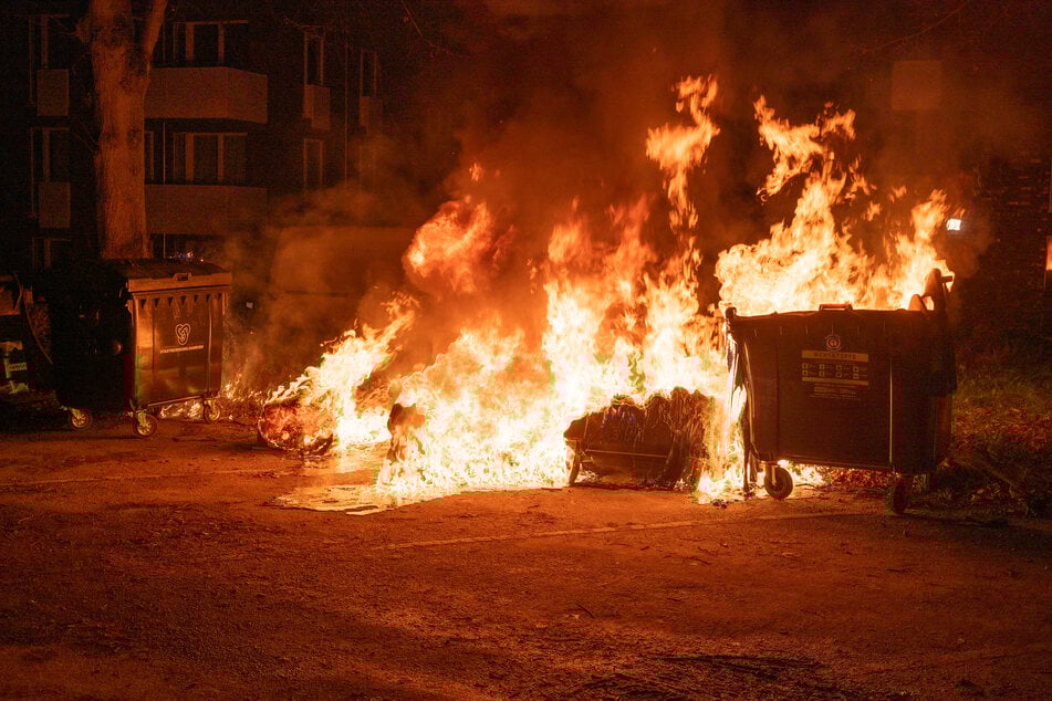 Am Mittwochabend sind Papiercontainer in Hamburg-Billstedt in Brand geraten.