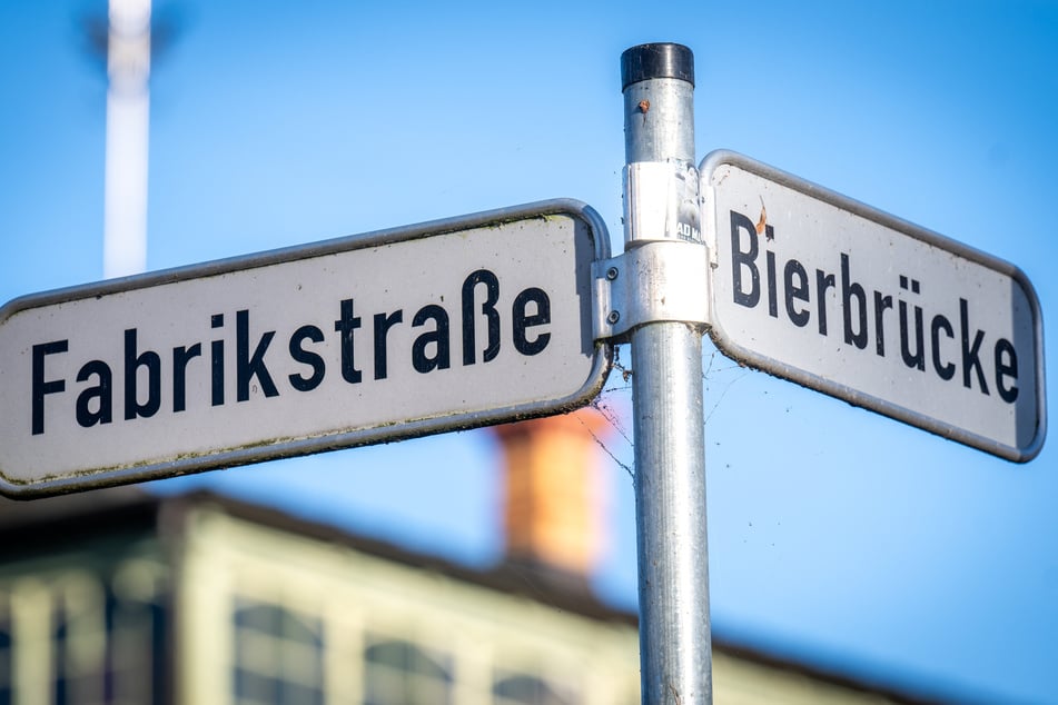 Die Fabrikstraße beginnt an der Bierbrücke und führt bis zur Hartmannstraße.