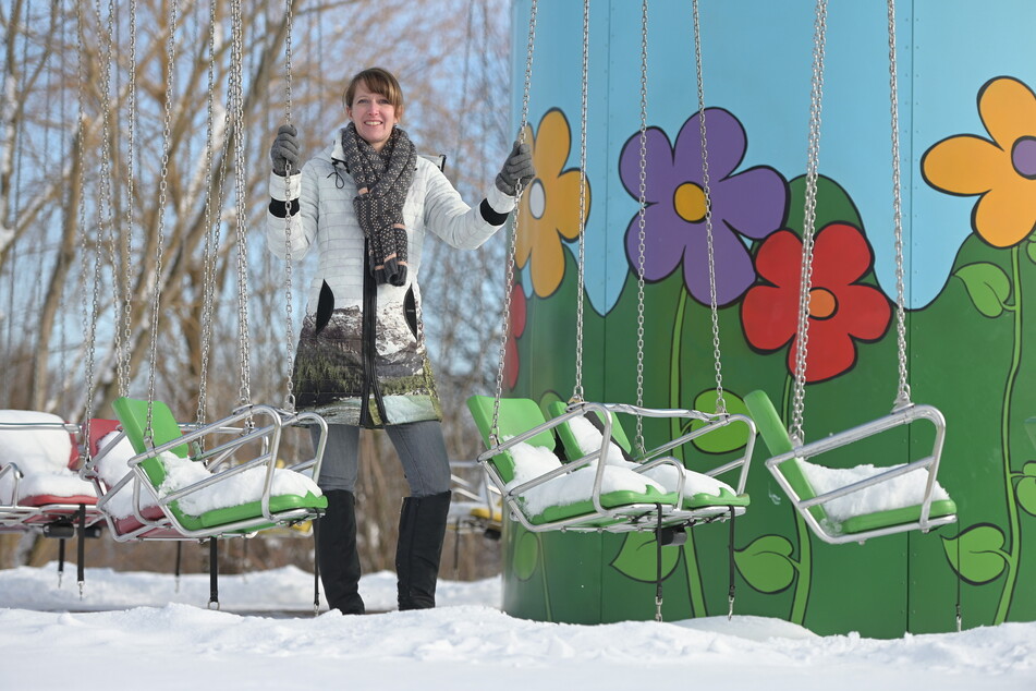 Marketingleiterin Anita Müller (38) überprüft das Kettenkarussell im Sonnenlandpark Lichtenau.