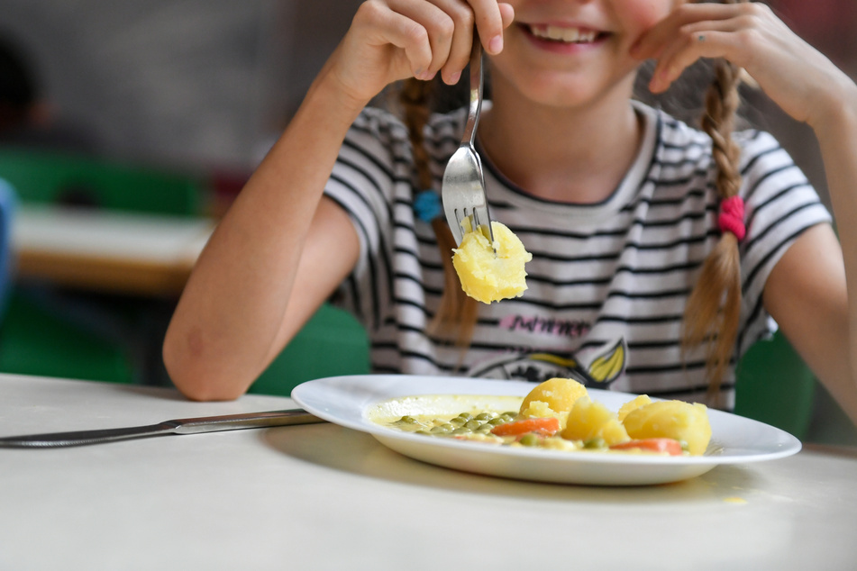 Ein warmes Mittagessen kosten an sächsischen Schulen bereits über fünf Euro. (Symbolbild)