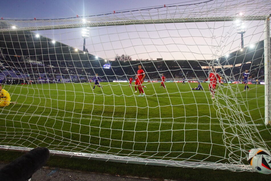 Da schlug es ein im Essener Kasten. Pascal Fallmann hatte zum 1:0 für die Veilchen getroffen. Am Ende gewann Aue mit 2:1.