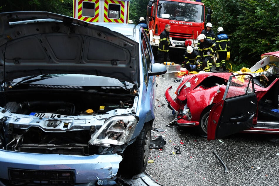 Oldtimer kracht in Opel: Fahrer in Lebensgefahr, Beifahrerin schwer verletzt!