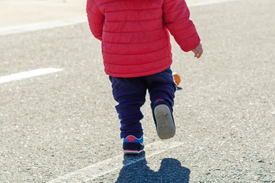 Ein Junge (5) lief immer wieder bei Rot über die Ampel. (Symbolbild)