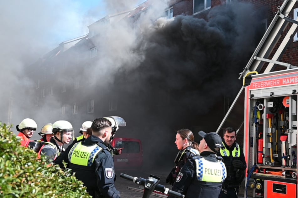 Dichter schwarzer Rauch drang aus der betroffenen Wohnung, in der die Bewohnerin lebensgefährlich verletzt wurde.