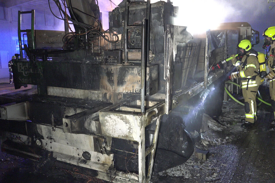Der Anhänger eines Lkw ist in der Nacht auf Samstag in Ratingen ausgebrannt.