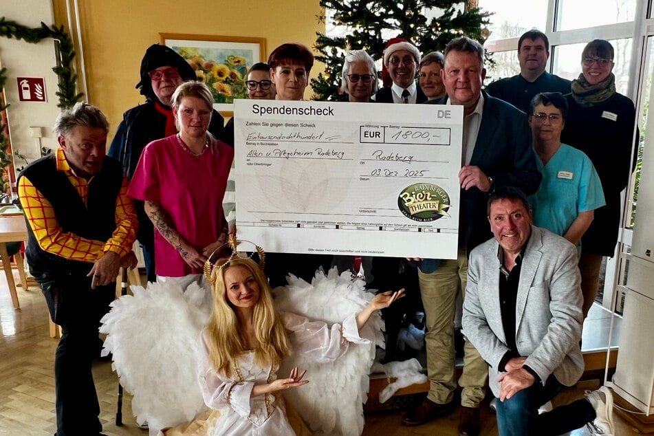 Das Biertheater beschenkte das Pflegepersonal mit einem Spendenscheck.
