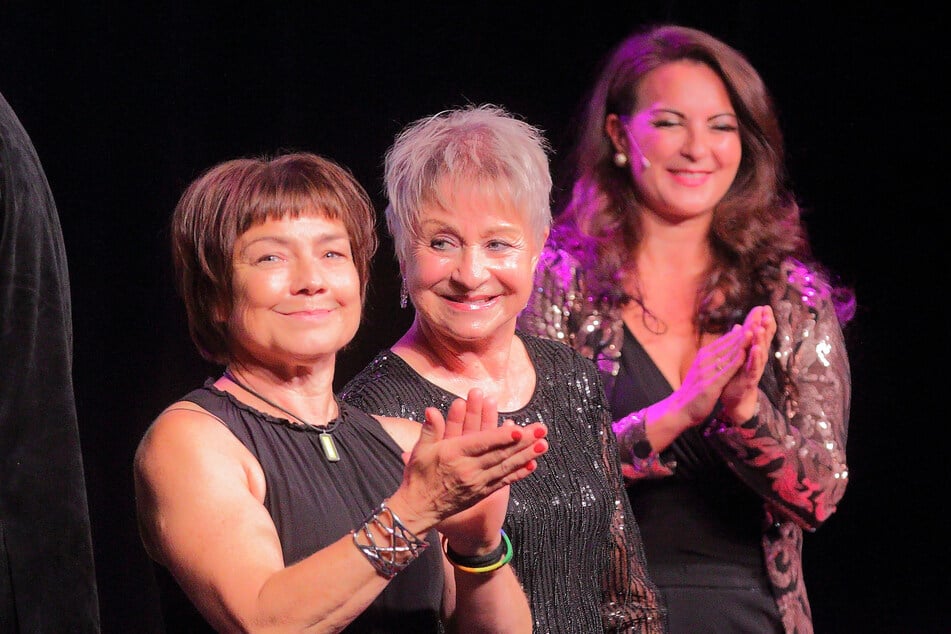 Claudia Schmutzler (59), Heidi Weigelt (81) und Dorothea Kriegl (40, v.l.) gratulierten auf der Bühne zum Geburtstag.