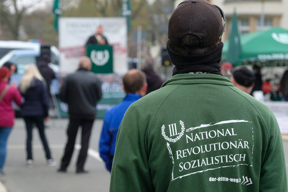 Ein Anhänger der rechtsextremen Splitterpartei "III. Weg" auf einer Kundgebung. Die Wahlslogans der Gruppe ziehen in München nun Konsequenzen nach sich.