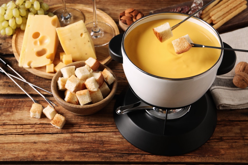 Mit einem Fondue-Set, elektrisch oder mit offener Flamme, sorgt man für lange Abende mit leckerem Essen.