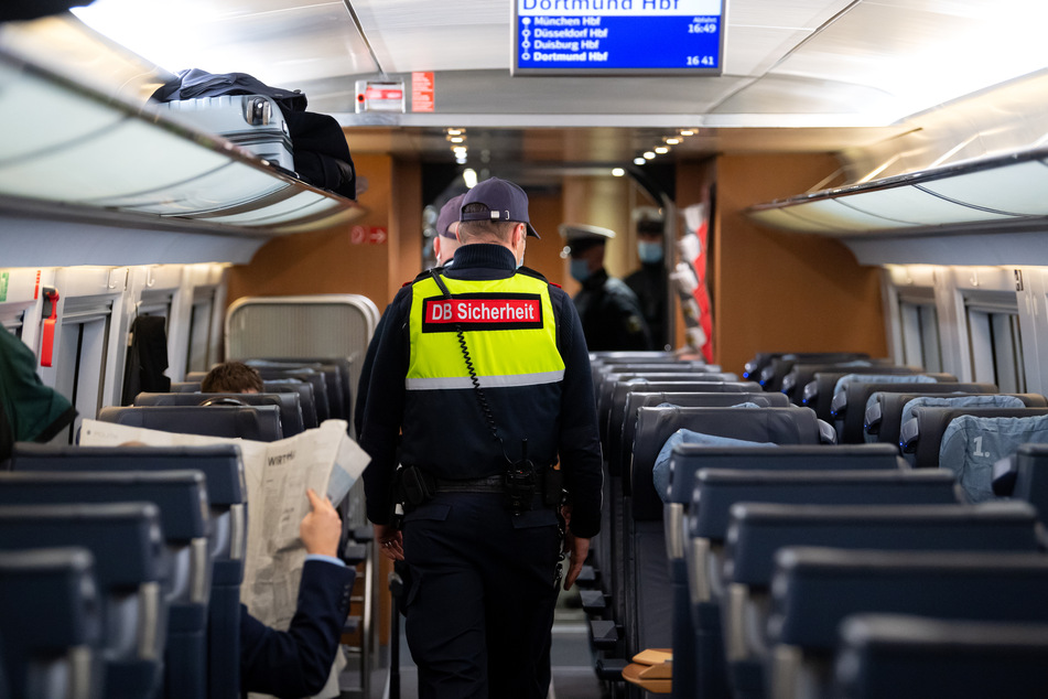 Sicherheitsmitarbeiter der Deutsche Bahn kontrollieren zusammen mit Polizisten der Bundespolizei die Einhaltung der Maskenpflicht in einem ICE.