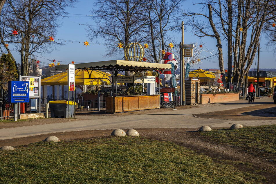 Der beliebte Biergarten an der Elbe profitiert von der nahen Fährverbindung, die auch Gäste anspült.