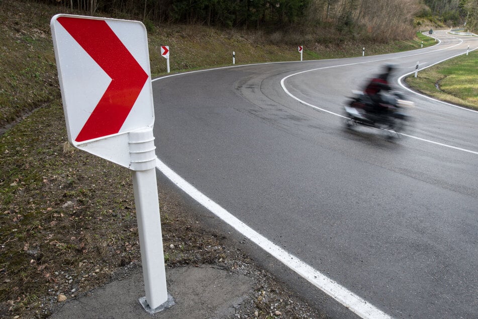 Bikerin kracht in Kurve gegen Baum: Wiederbelebung schlägt fehl