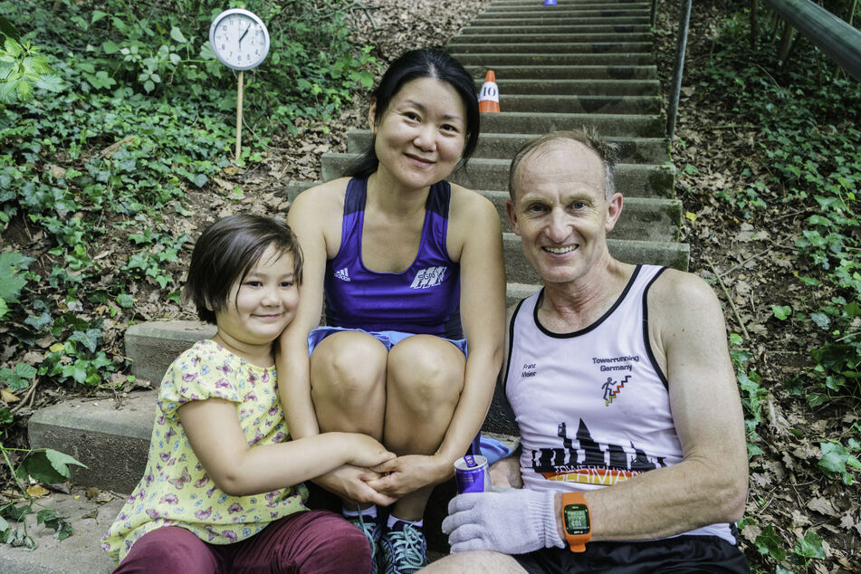 Tochter Letitia (l-r, 5), Xinxin Maier (39) und Franz Maier (58), beide aktuelle Weltrekordler im Treppensteigen, sitzen zusammen. Das Ehepaar aus Nußloch (Baden-Württemberg) hat einen erfolgreichen Weltrekordversuch im Treppensteigen für das Rekord-Institut für Deutschland (RID) abgelegt.