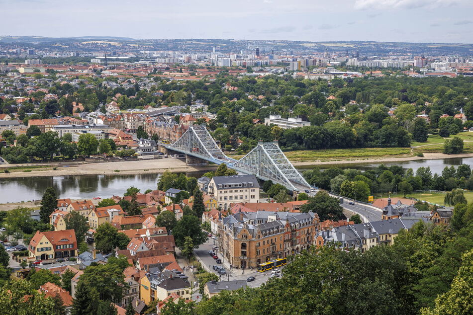 Sieht auch von oben beeindruckend aus: Blick vom Turm der Schwebebahn auf das Blaue Wunder, den Körnerplatz und die Elbe.