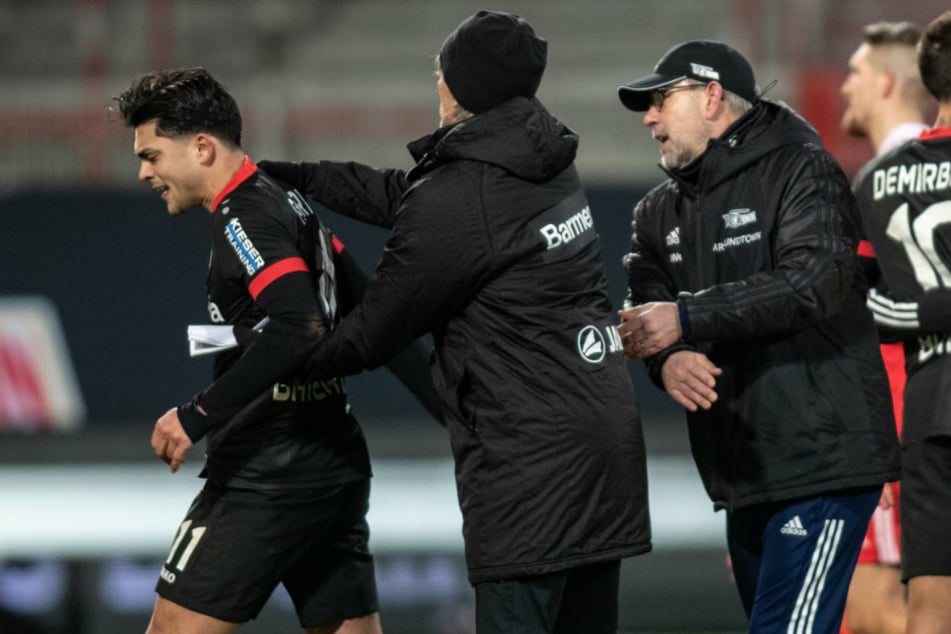Nadiem Amiri (24, l.) von Bayer Leverkusen entfernt sich mit ernstem Blick von Trainer Urs Fischer (54, r.) von Union Berlin.