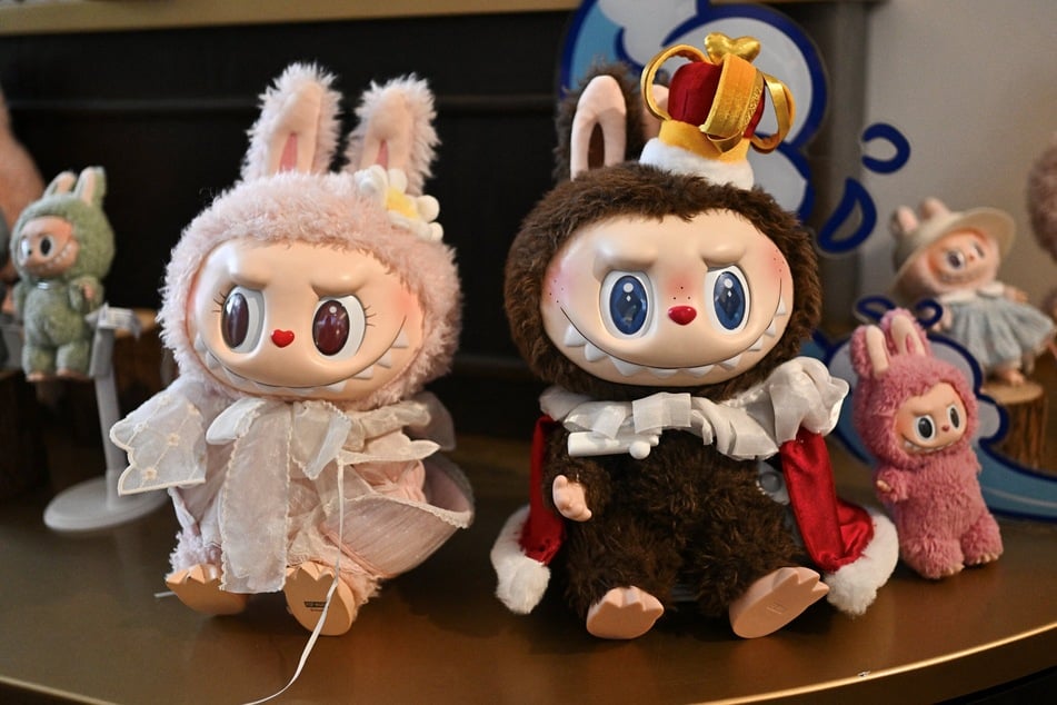 This picture taken on June 18, 2025 shows figures of the characters Mokoko (l.) and Labubu (r.) in an exhibition room at Pop Mart’s theme park Pop Land in Beijing.