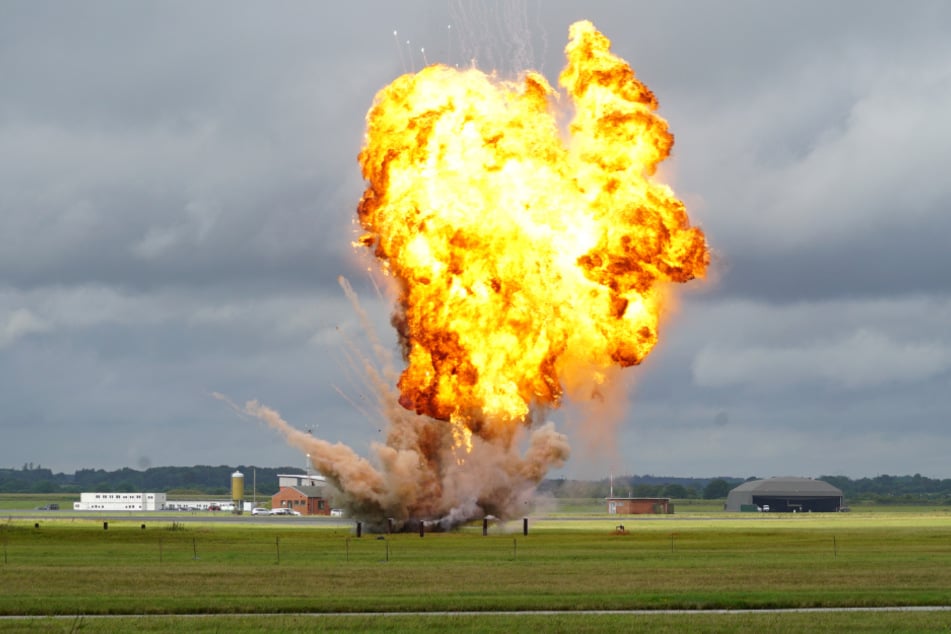 Mithilfe von Pyrotechnik wurden möglichst realitätsnahe Explosionen simuliert.