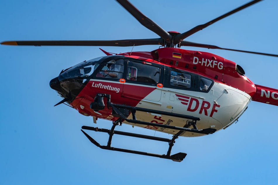 Unfall A20: Diplomatenauto stürzt von Brücke auf A20: Vier Schwerverletzte, darunter zwei Kinder