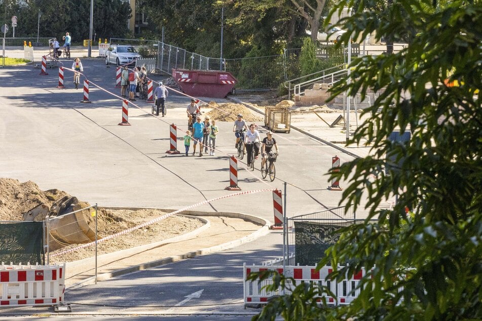 Kurzzeitig war das Terrassenufer für Radfahrer und Fußgänger freigegeben, die offizielle Eröffnung ist dann in acht Tagen.