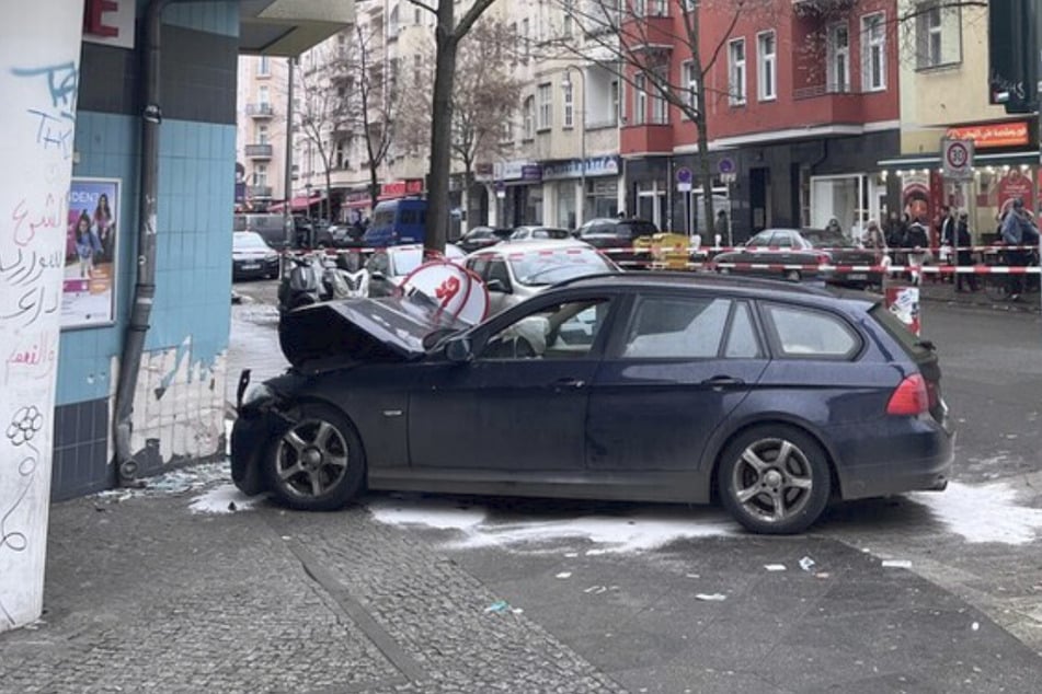 Schwerer Crash in Neukölln: Auto kracht gegen Hauswand