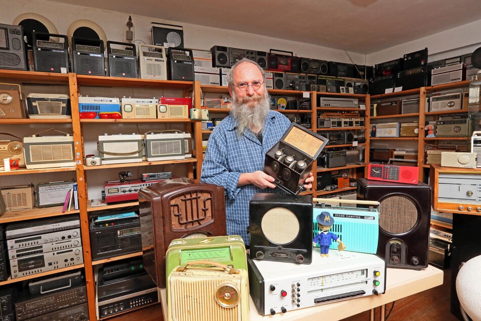 Berthold Grenz ist Herr über mehr als 1000 Radios in der Mühle in Wildenfels. Er hat ein Faible für die Marke "Heliradio".