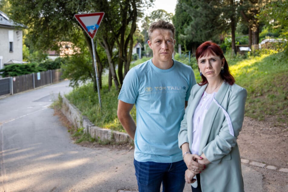 Stefan Lauckner (39), father of a daycare child in Schönau, and FDP city councilor Yvonne Kilian (45) at one of the crime scenes.