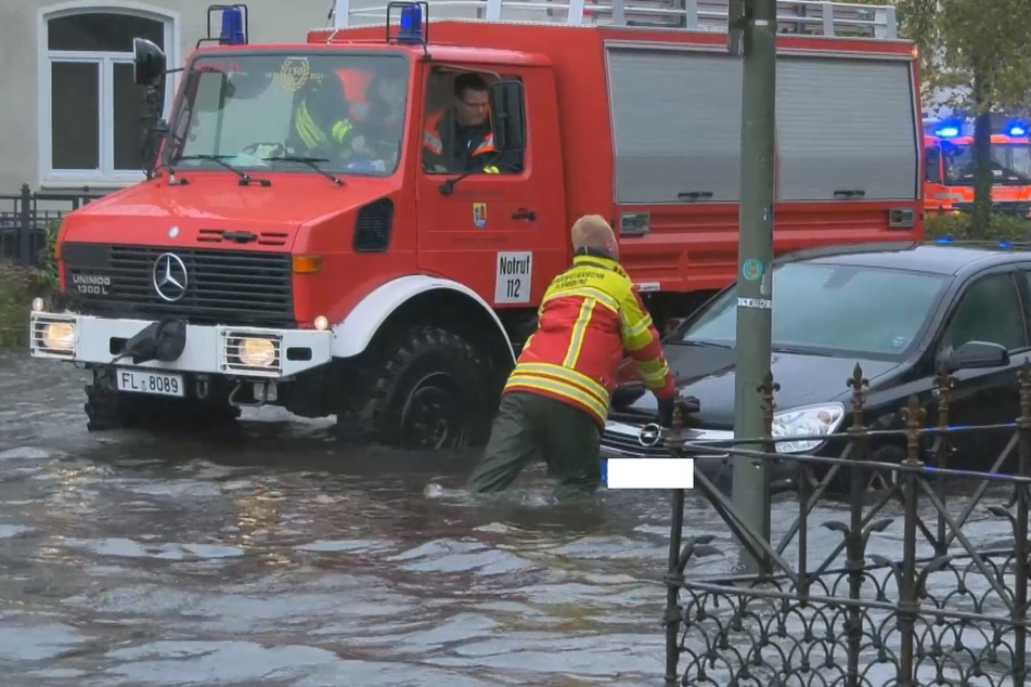 In Flensburg muss die Feuerwehr Autos aus den überfluteten Gebieten retten.