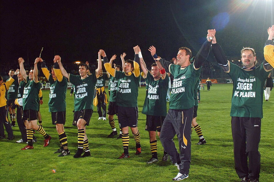 2004 feierte der VFC mit Trainer Tino Vogel (heute 54, 2.v.r.) den Landespokalsieg nach einem 1:0 über Dynamo. (Archivfoto)