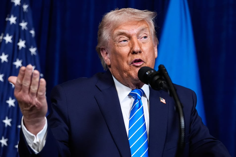 Nach der Pressekonferenz in Mar-a-Lago macht nun ein Video von Präsident Trump die Runde, in welchem er mit einer bizarren Aussage für Verwunderung sorgt.