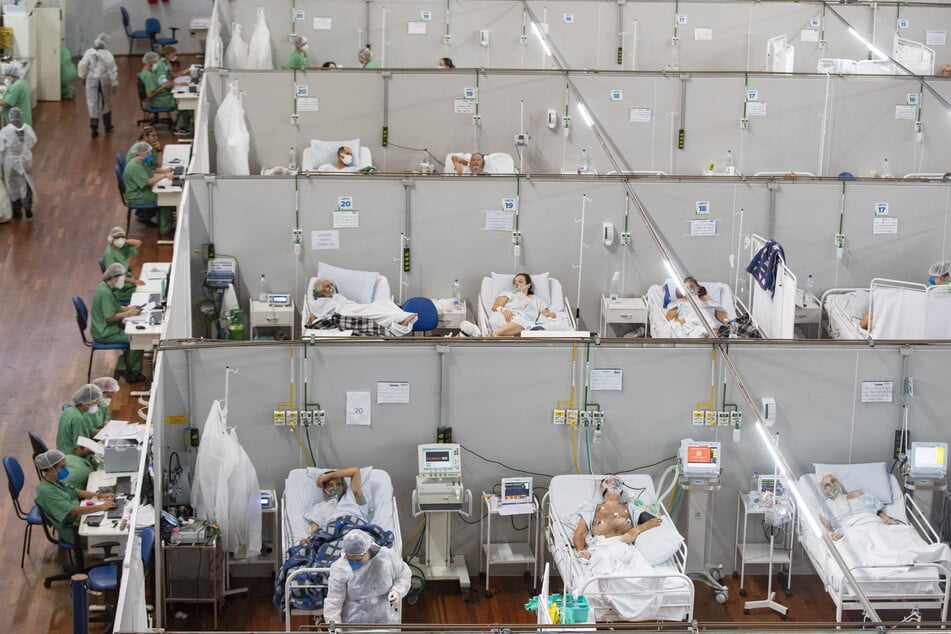 Covid-19-Patienten liegen in einem Feldlazarett in Santo Andre. Brasilien hat inmitten einer außer Kontrolle geratenen Corona-Pandemie einen neuen Tageshöchststand bei Neuinfektionen registriert.