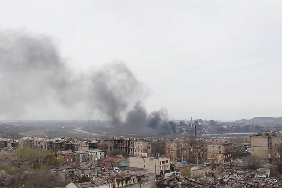 Rauch steigt nach Raketenbeschuss aus dem Stahlwerk Azovstal in Mariupol auf.