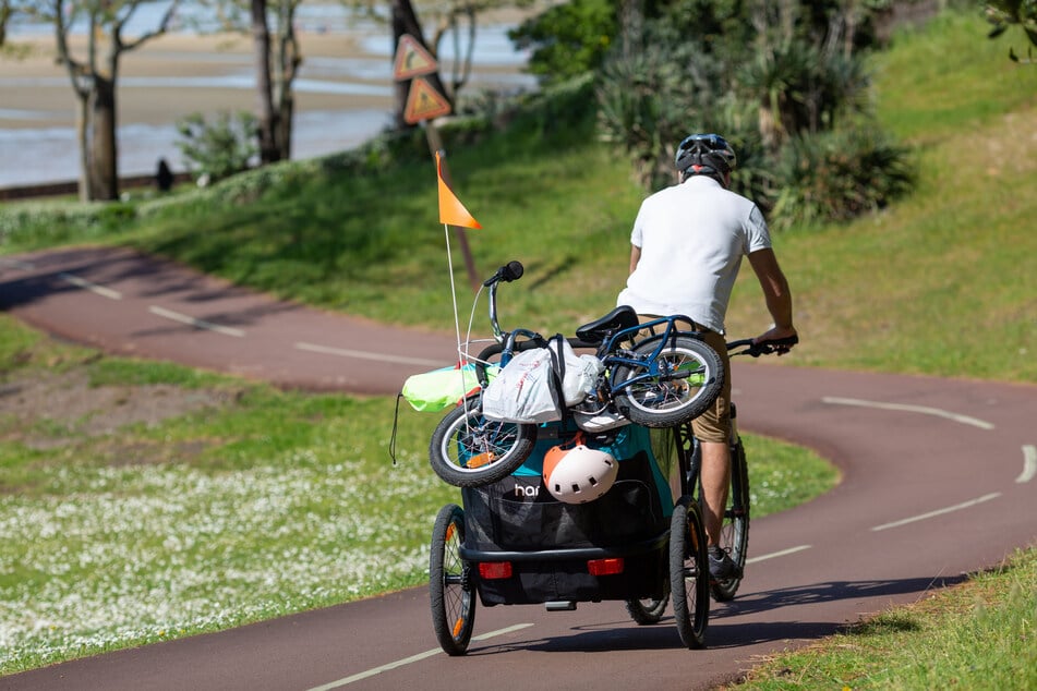 Obwohl der Radfahrer samt Anhänger in den Graben stürzte, hielt der Autofahrer nicht an. (Symbolbild)