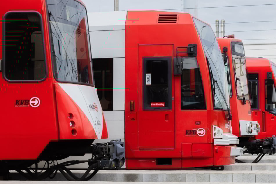 Die Kölner Verkehrsbetriebe (KVB) wollen mit den Regenbogen-Haltestellenschildern ein Zeichen für Vielfalt und Solidarität setzen. (Symbolbild)