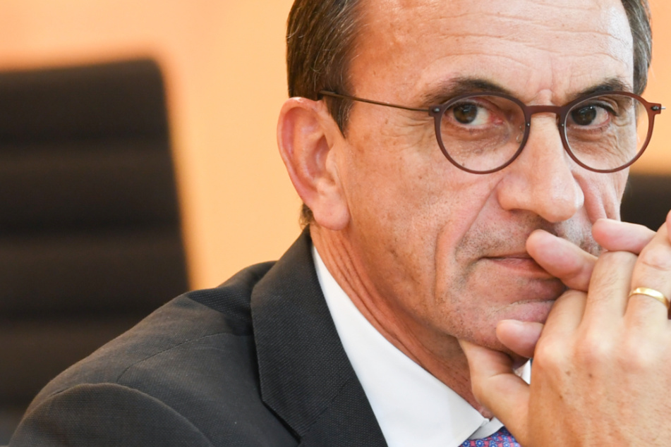 Das Foto aus dem Juni zeigt Michael Boddenberg (CDU, 61), den Finanzminister von Hessen.