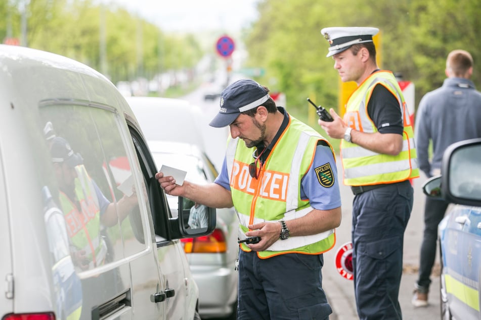 Polizisten bei einer Verkehrskontrolle in Dresden-Hellerau - an Hitzetagen sollte man darauf verzichten, meint die GdP.
